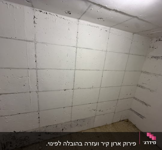 קיר עם סימני רטיבות ותיקונים